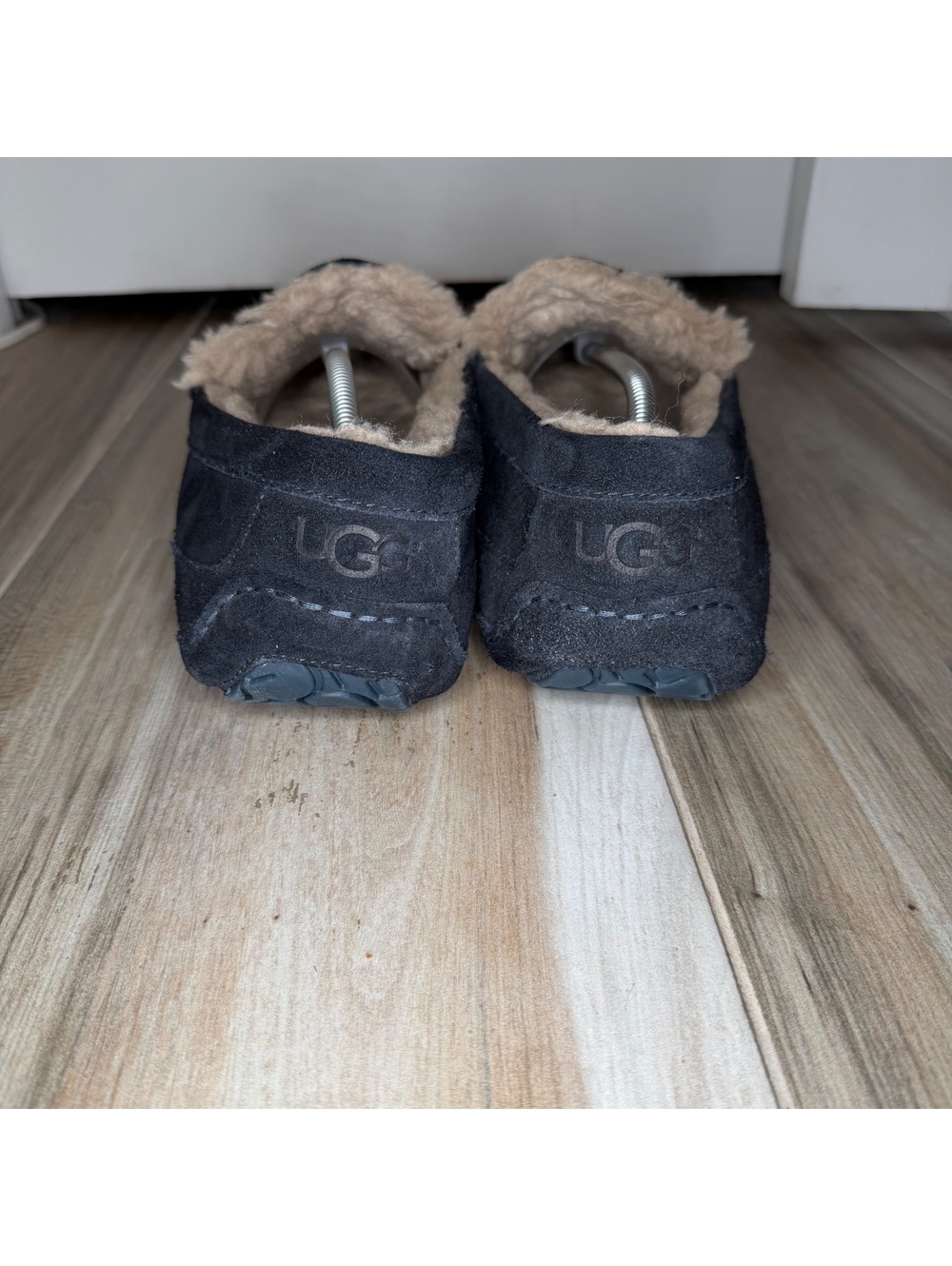 UGG Ascot Black Leather Slippers Sherpa Wool Blend Insoles Men’s Sz 15 - Picture 5 of 9